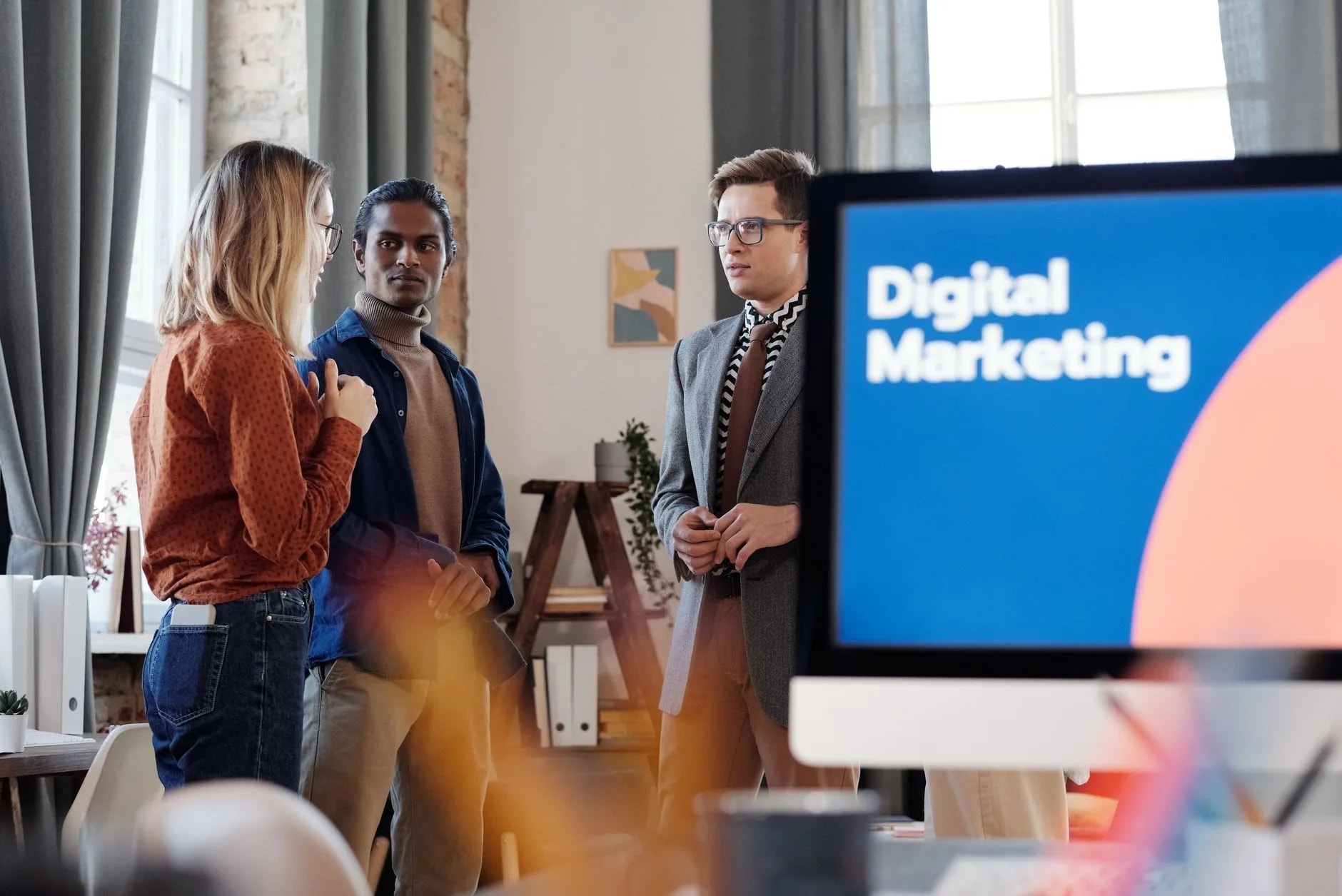 Présentation d’une stratégie de marketing digital en réunion d’agence