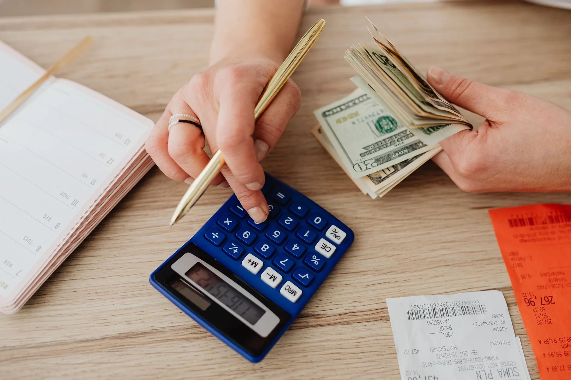 Calcul d’un budget avec calculatrice, billets et tickets de caisse, illustration du budget d’un événement corporate