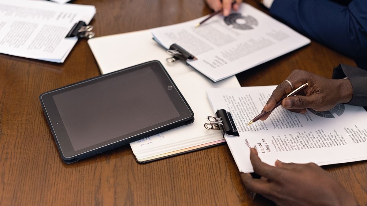 Équipe relisant les documents d'un cahier des charges événementiel