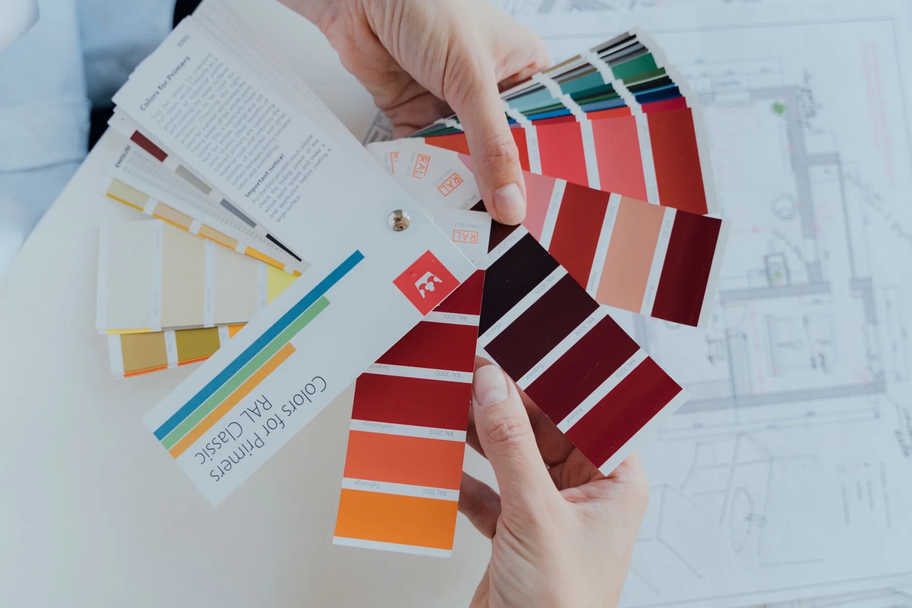 Nuancier de couleurs RAL consulté avec des plans, illustration d’une charte graphique