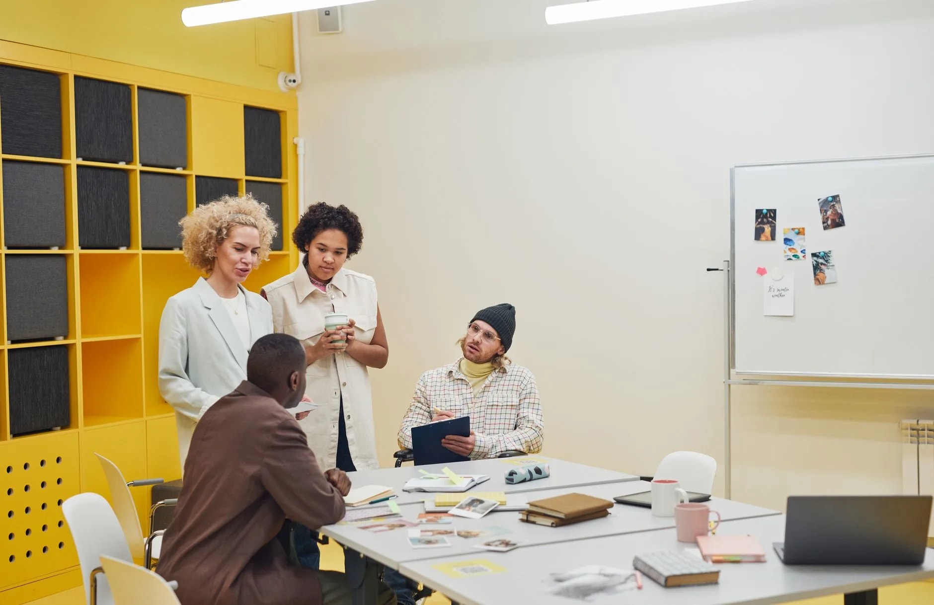 Réunion d’équipe autour d’une table de travail, illustration du choix d’une agence de communication