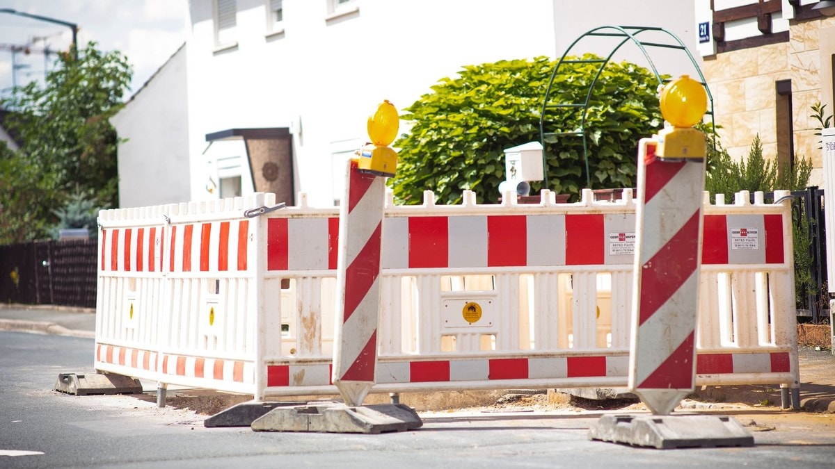 Barrières de chantier illustrant l'information autour de travaux publics