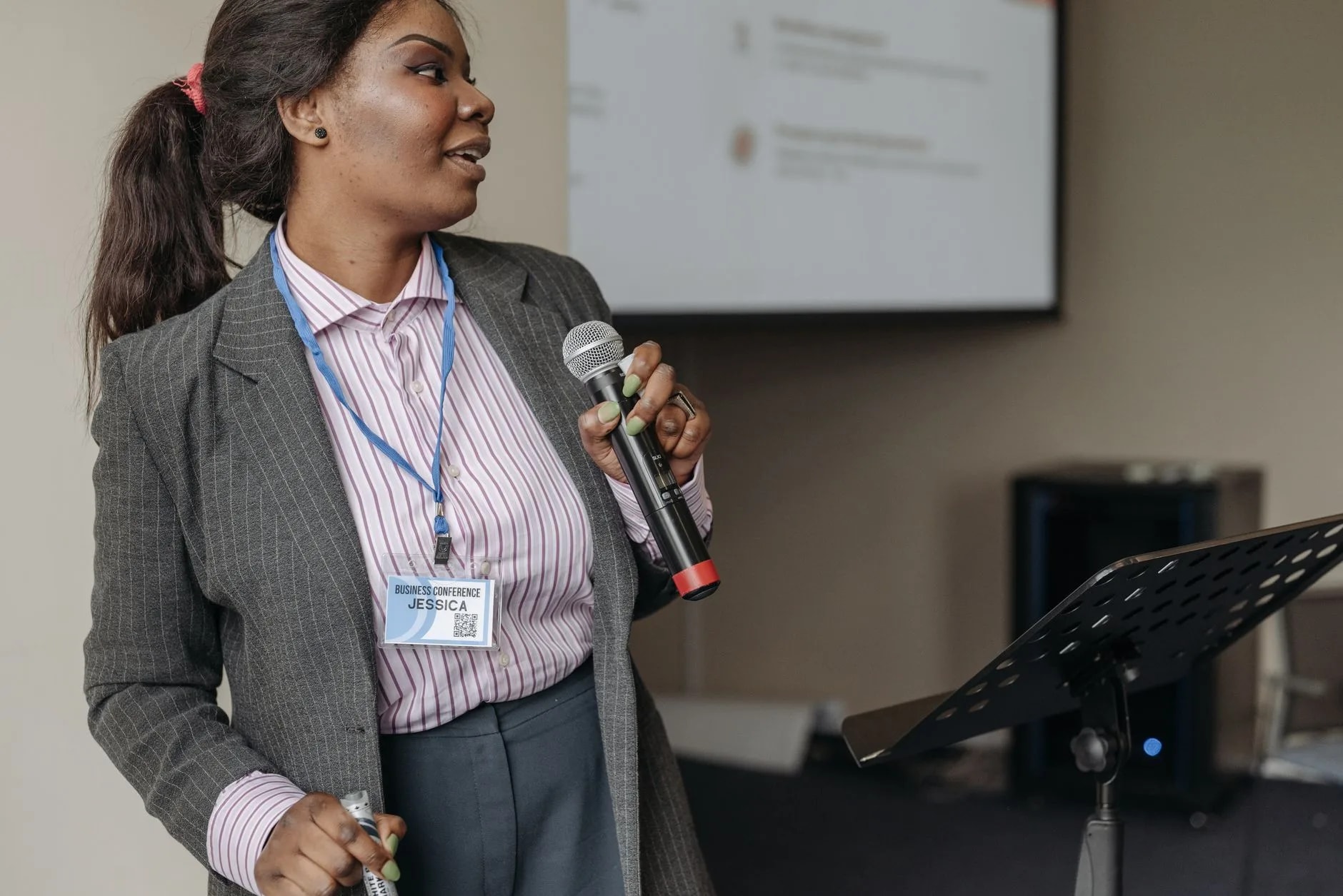 Prise de parole avec microphone lors d’une conférence professionnelle
