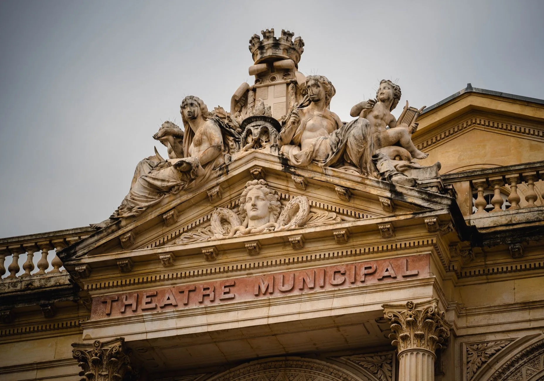 Fronton sculpté d’un théâtre municipal, illustration de l’événementiel culturel et patrimonial