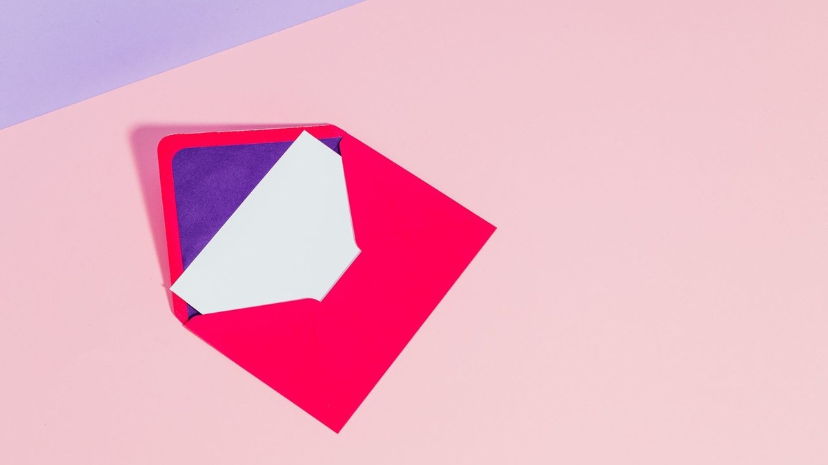 Carte vierge dans une enveloppe pour une invitation professionnelle