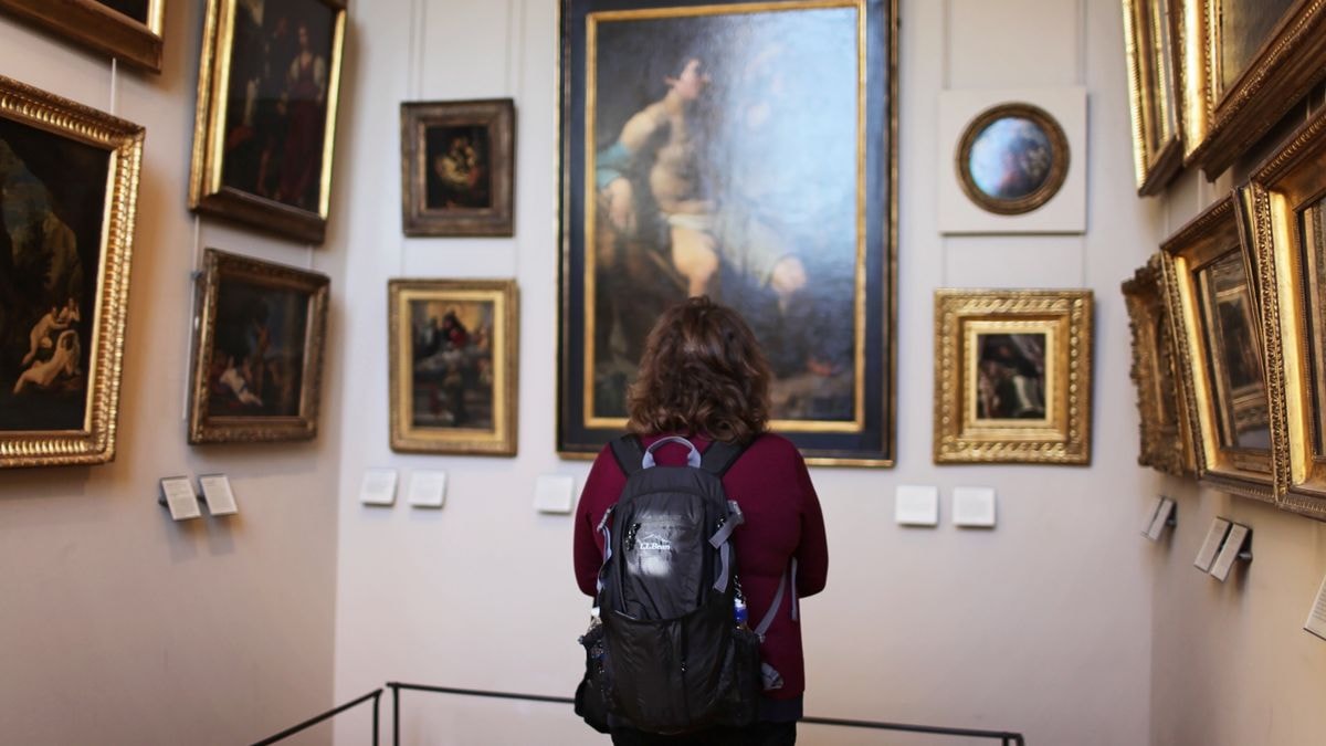 Visiteuse observant des œuvres dans un musée lors d'une médiation culturelle