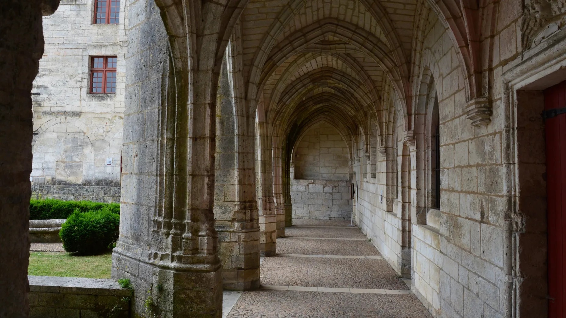 Passage voûté en pierre d’un ancien cloître, illustration du Noviciat, nouveau centre du patrimoine toulousain