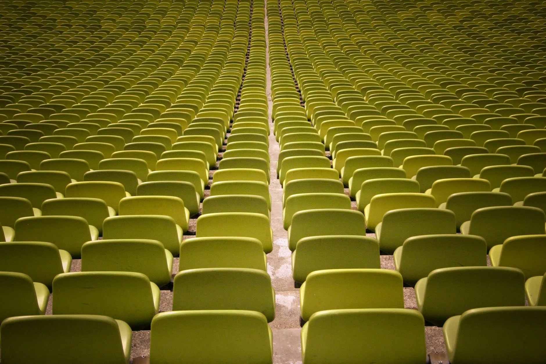 Rangées de sièges d’un auditorium vide, illustration de l’élection à la présidence d’une fédération professionnelle