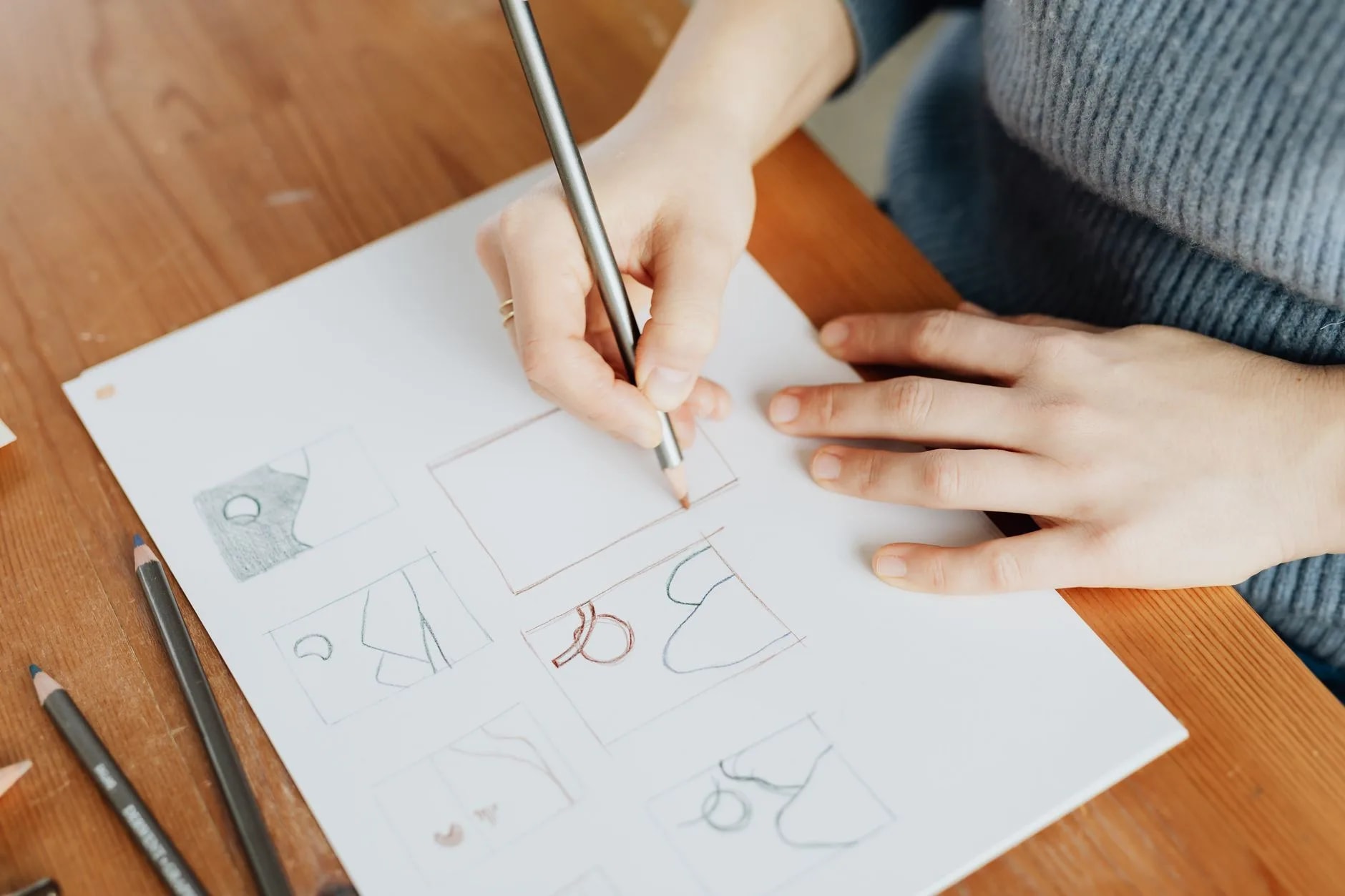 Esquisses de pistes de logo sur papier, illustration d’une refonte d’identité visuelle
