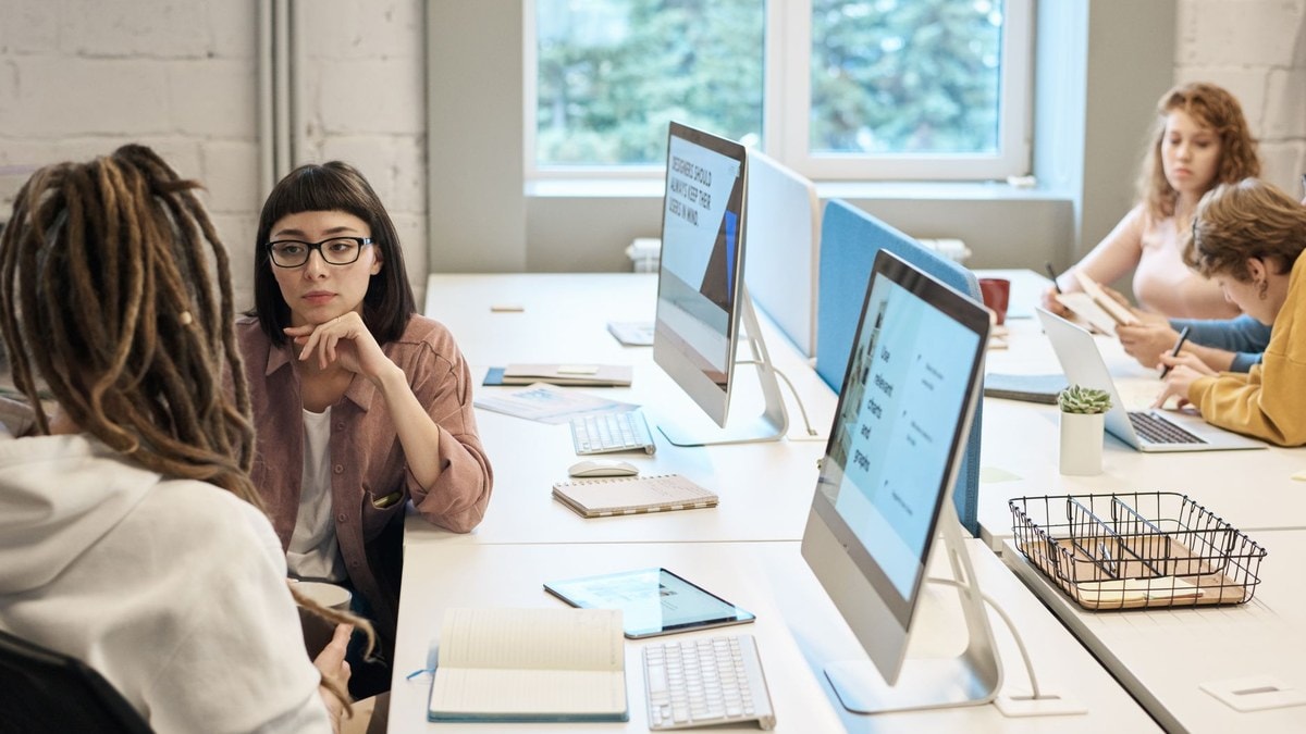 Équipe travaillant sur la refonte d'un site institutionnel