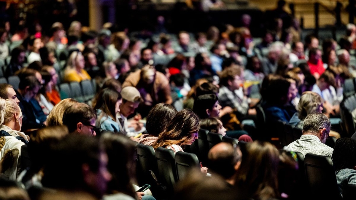 Public réuni dans un auditorium pour une réunion publique