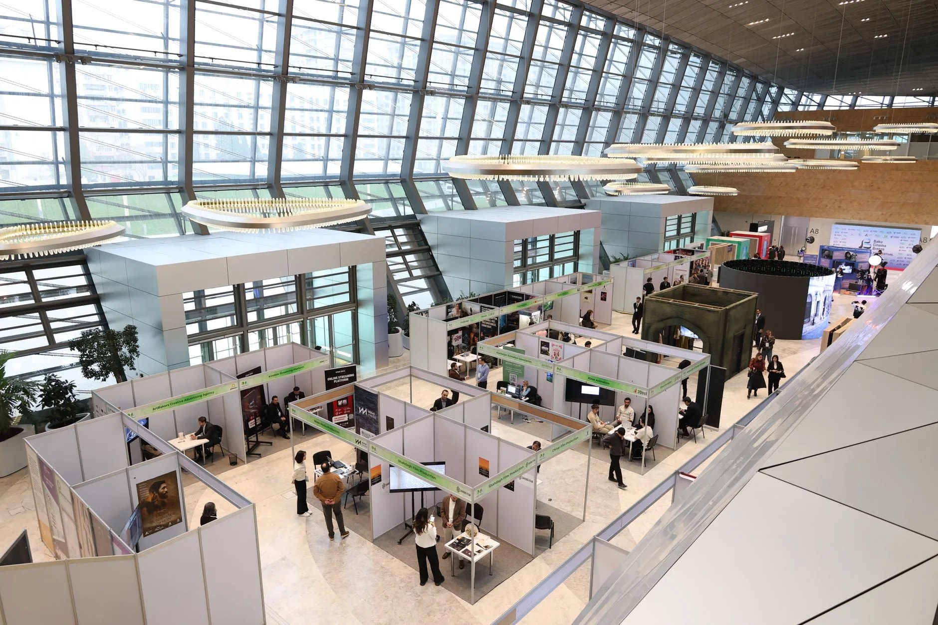 Stands et signalétique d’un salon professionnel, illustration de la signalétique événementielle