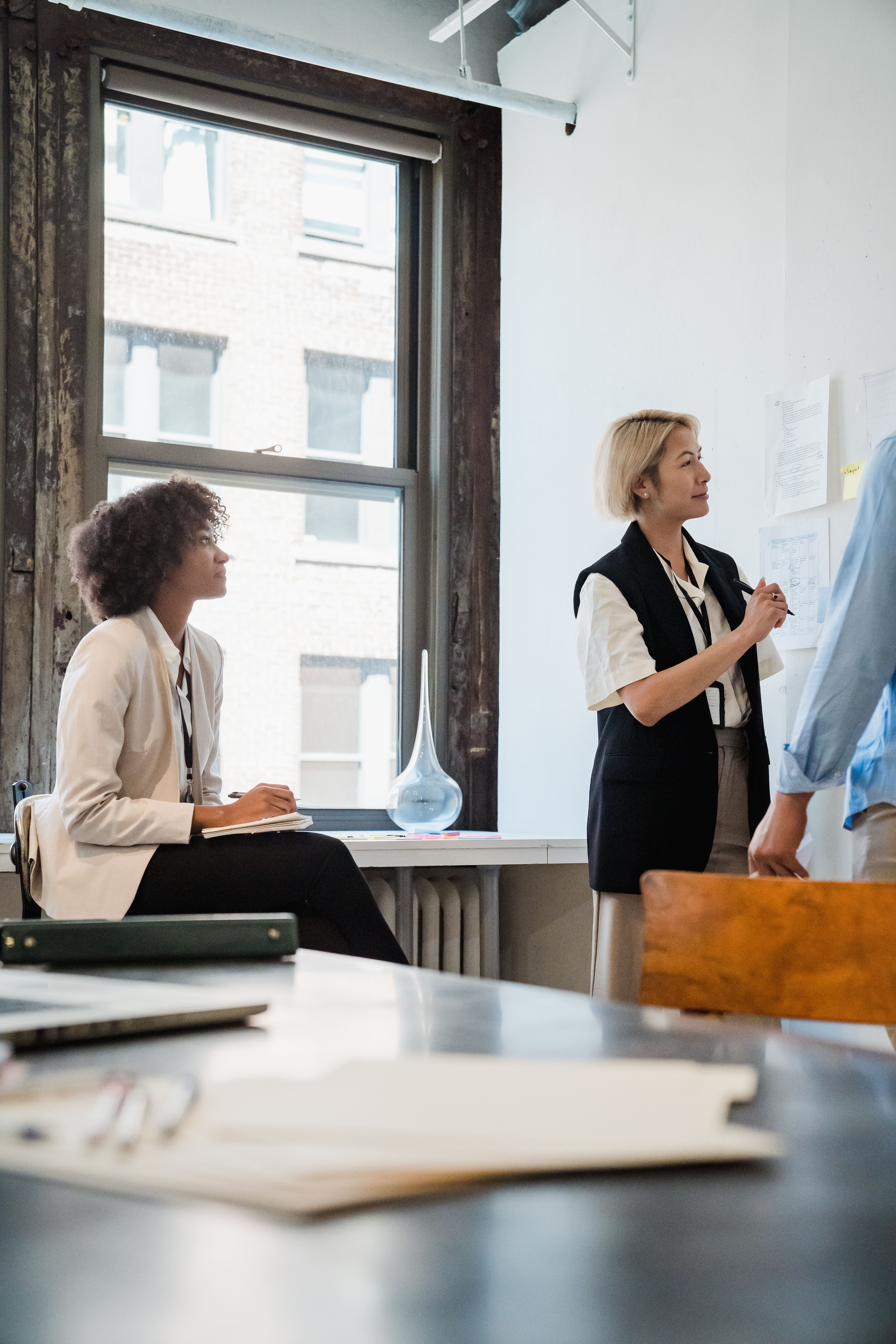 Échange entre collègues dans un bureau, illustration de la communication interne en entreprise