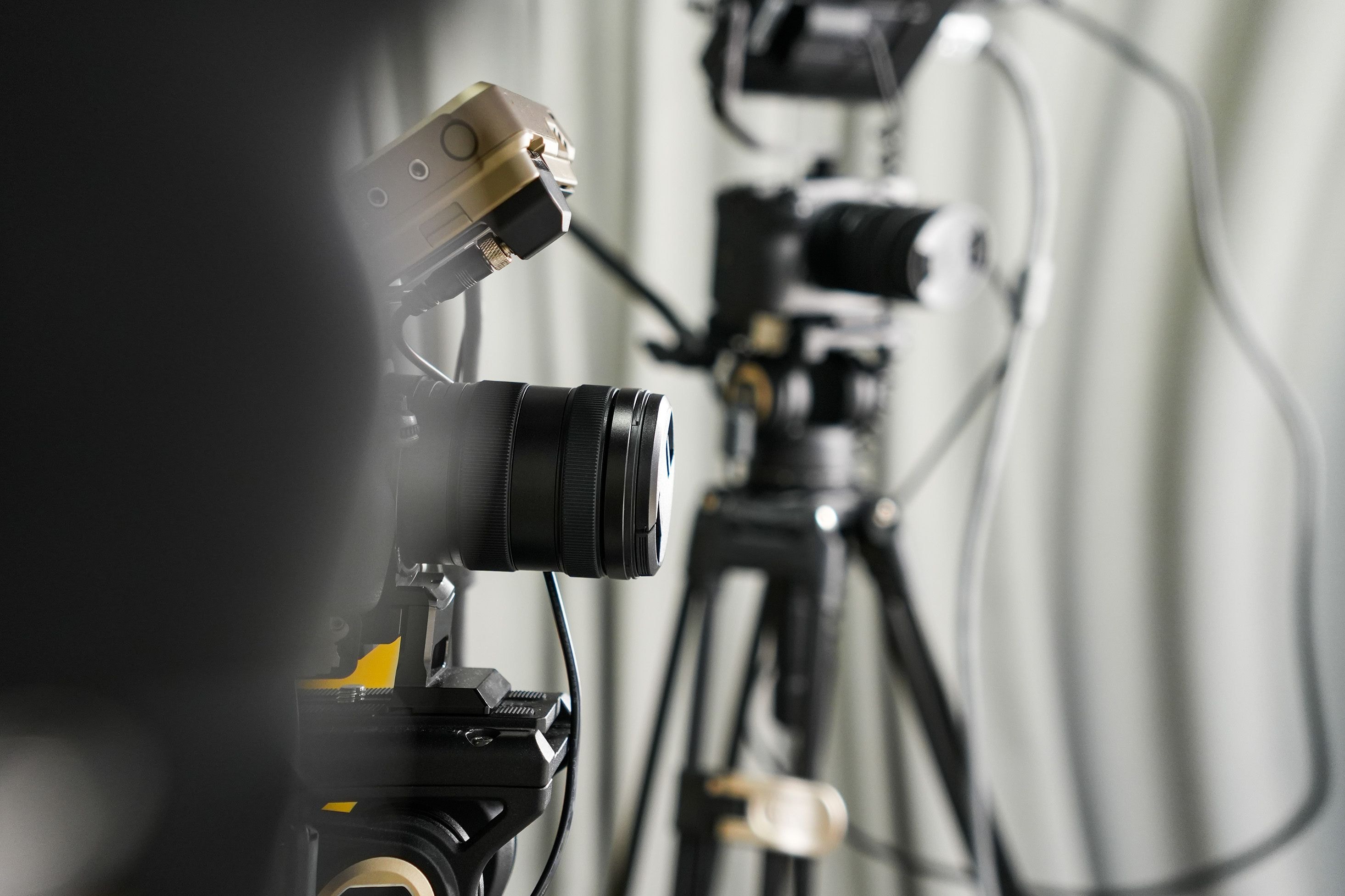Caméra professionnelle en configuration de tournage, illustration de la captation vidéo d’événement