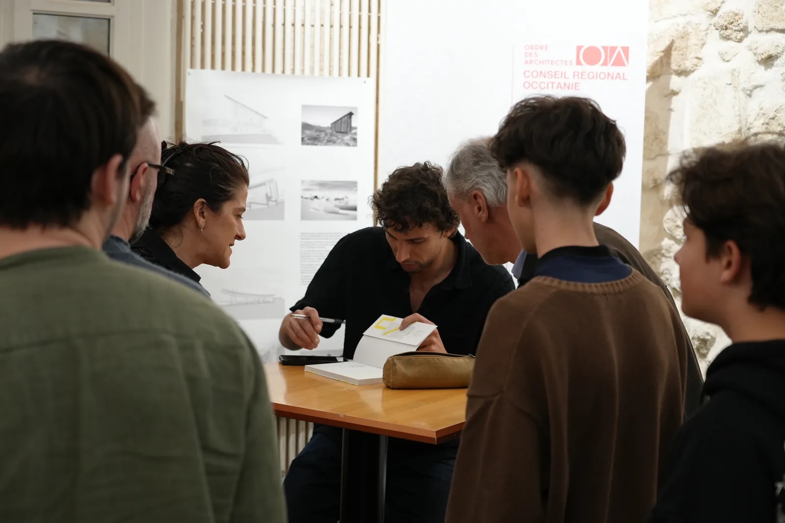 Clément Gaillard dédicace son livre « Habiter un climat » lors de sa conférence au CROA Occitanie à Montpellier